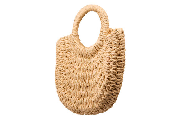 Бежевая соломенная сумка на белом фоне. 