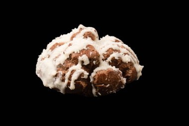 Siyah arka planda hindistan cevizi kremalı profiterol.. 