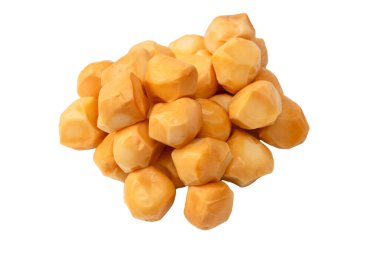 Beyaz bir arka planda izole edilmiş peynir parçaları.. 