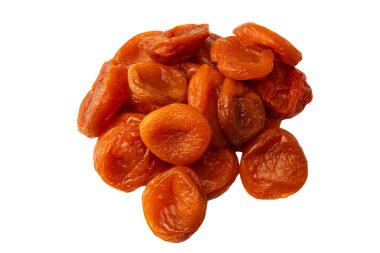 Beyaz arka planda izole edilmiş kurumuş kayısılar..