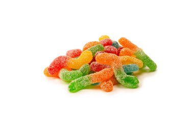 Beyaz arka planda izole edilmiş sulu renkli jöle tatlılar. Şekerleme. Yılanlar.. 