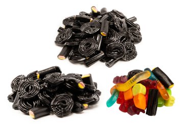 Beyaz arka planda izole edilmiş jöle anason şekeri. Siyah jöleli şekerler. Üst Manzara. Lezzetli jelatin şekerler..