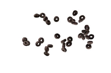 Çikolata halkaları gevrekleri bir kaseye dökülür. Kahvaltıda. Beyaz bir arkaplanda izole edilmiş. 