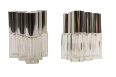 Parfüm otomatörü, parfüm şeffaf cam şişe beyaz arka planda izole. 