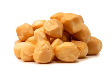 Beyaz bir arka planda izole edilmiş peynir parçaları.. 