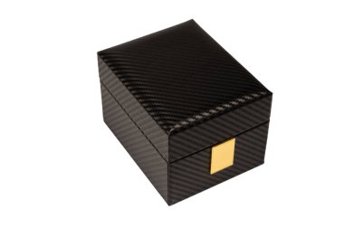 Beyaz arka planda izole edilmiş kırmızı kadife kaplı siyah boş kutu. 