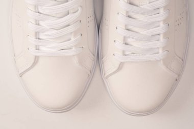 Beyaz arka planda izole edilmiş beyaz deri ayakkabılar.. 