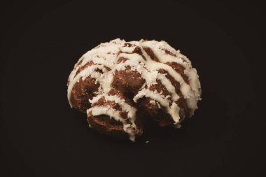 Siyah arka planda hindistan cevizi kremalı profiterol.. 