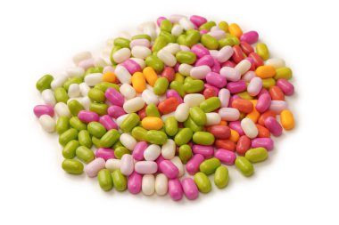 Beyaz arka planda izole edilmiş çok renkli şekerler..  