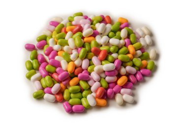 Beyaz arka planda izole edilmiş çok renkli şekerler..  