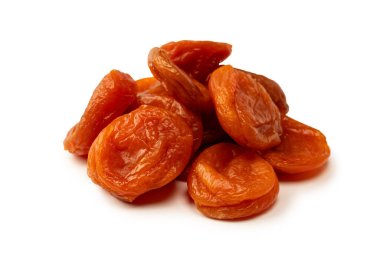 Beyaz arka planda izole edilmiş kurumuş kayısılar..