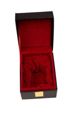 Beyaz arka planda izole edilmiş kırmızı kadife kaplı siyah boş kutu. 