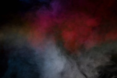 Siyah arka planda turuncu ve kırmızı buhar. Boşluğu kopyala.