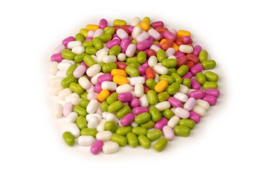 Beyaz arka planda izole edilmiş çok renkli şekerler..  