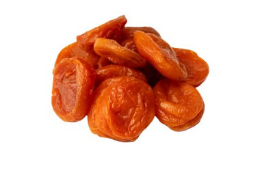 Beyaz arka planda izole edilmiş kurumuş kayısılar..