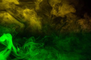 Siyah arka planda sarı ve pembe buhar. Boşluğu kopyala.