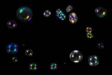 Sabun köpükleri siyah arka planda izole edilmiş. Boşluğu kopyala. 