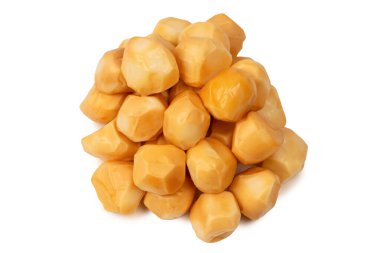 Beyaz bir arka planda izole edilmiş peynir parçaları.. 