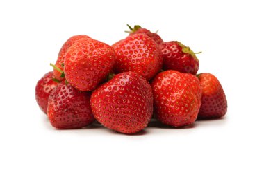 Çilekli. Beyaz arka planda izole edilmiş taze böğürtlen grubu. 