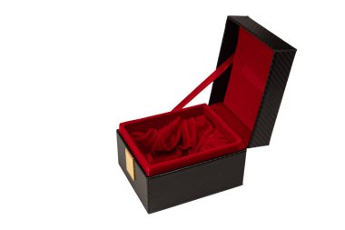 Beyaz arka planda izole edilmiş kırmızı kadife kaplı siyah boş kutu. 