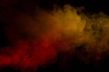 Siyah arka planda turuncu ve kırmızı buhar. Boşluğu kopyala.