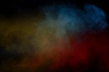 Siyah arka planda sarı buhar. Boşluğu kopyala.