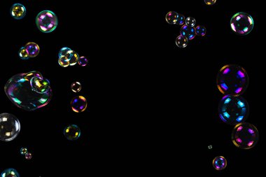 Sabun köpükleri siyah arka planda izole edilmiş. Boşluğu kopyala. 