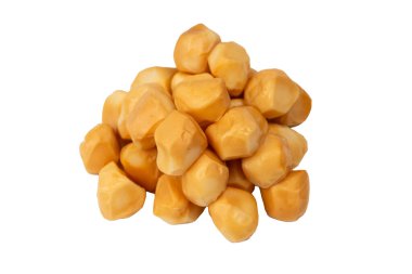 Beyaz bir arka planda izole edilmiş peynir parçaları.. 