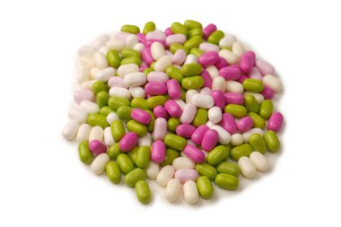 Beyaz arka planda izole edilmiş çok renkli şekerler..  