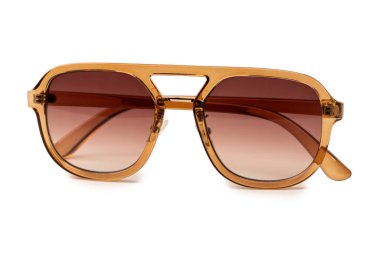 Beyaz arka planda izole edilmiş kahverengi kadın gözlükleri. 