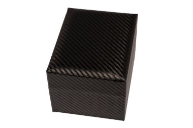 Beyaz arka planda izole edilmiş kırmızı kadife kaplı siyah boş kutu. 