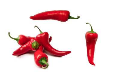 Kırmızı kırmızı kırmızı biber beyaz arkaplanda izole edilmiş.. 