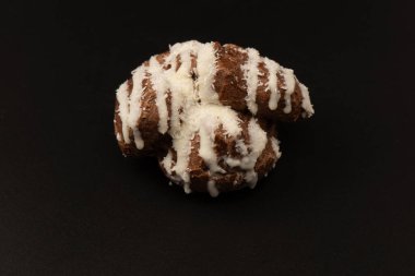 Siyah arka planda hindistan cevizi kremalı profiterol.. 