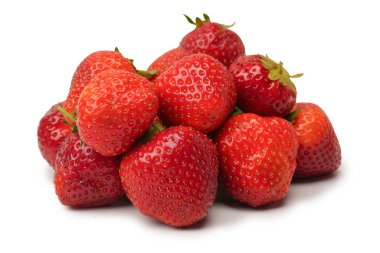 Çilekli. Beyaz arka planda izole edilmiş taze böğürtlen grubu. 