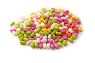 Beyaz arka planda izole edilmiş çok renkli şekerler..  