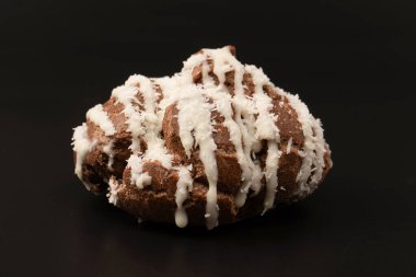 Siyah arka planda hindistan cevizi kremalı profiterol.. 