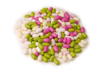 Beyaz arka planda izole edilmiş çok renkli şekerler..  