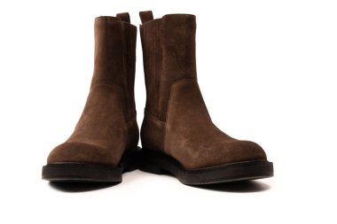 Kahverengi deri çizmeler beyaz arka planda izole edilmiş.. 