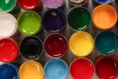 Gouache renkli boya seti. Kavanozlar dolusu guaj boyası beyaz arka planda izole edilmiş..