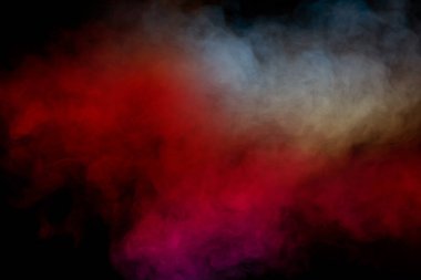 Siyah arka planda turuncu ve kırmızı buhar. Boşluğu kopyala.