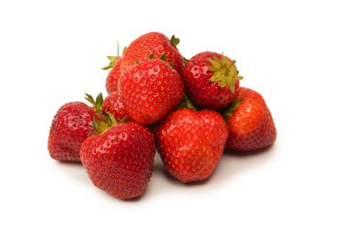 Çilekli. Beyaz arka planda izole edilmiş taze böğürtlen grubu. 