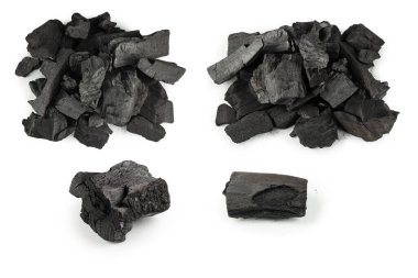 Beyaz arka planda siyah meşe kömürü izole edilmiş. 