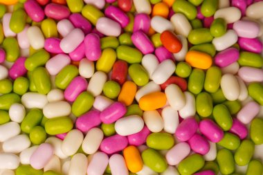 Beyaz arka planda izole edilmiş çok renkli şekerler..  