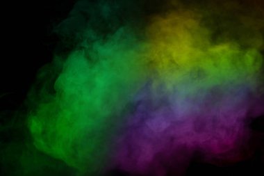 Siyah arka planda yeşil ve beyaz buhar. Boşluğu kopyala.