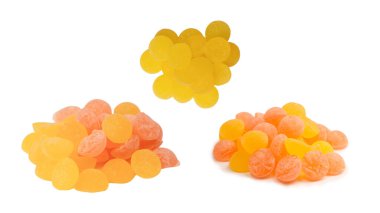 Beyaz arka planda izole edilmiş parlak narenciye lolipopları. 