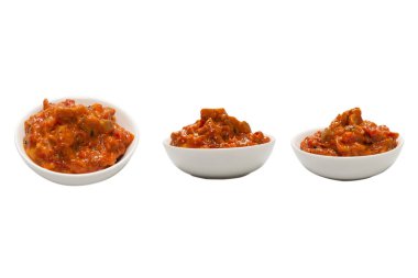 Beyaz arka planda izole edilmiş bir kasede sebze güveci.. 