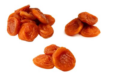 Beyaz arka planda izole edilmiş kurumuş kayısılar..