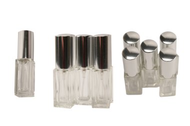 Parfüm otomatörü, parfüm şeffaf cam şişe beyaz arka planda izole. 