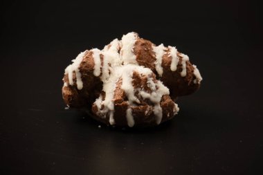 Siyah arka planda hindistan cevizi kremalı profiterol.. 