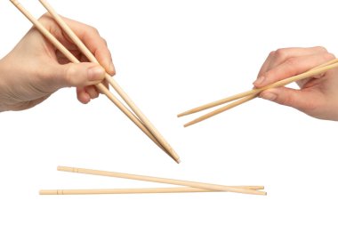 Beyaz arka planda izole edilmiş suşi çubukları.. 